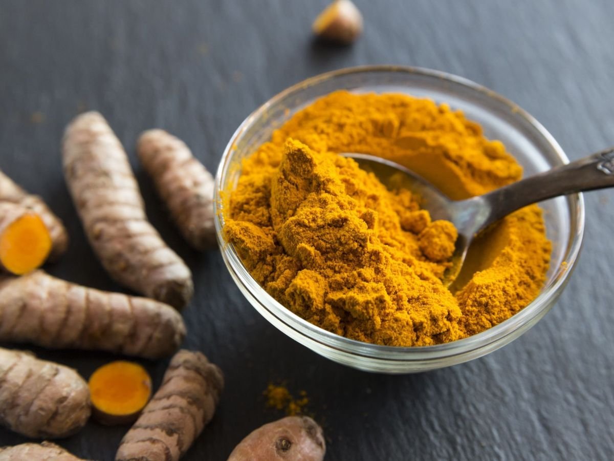 Contém curcumina, que tem propriedades anti-inflamatórias e antioxidantes. Pode ajudar no controle do peso ao reduzir inflamações associadas à obesidade.